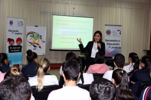 La defensora pública de la Niñez y de la Adolescencia, doctora Carolina Lugo, dialogó con jóvenes sobre cómo trabaja el organismo al cual representa.