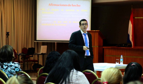 El abogado magíster Juan Pablo Mendoza diserta en el evento.