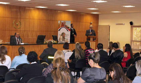 El presidente del Consejo de Administración Rodolfo Mongelós, destacó los años de servicio en la institución de los funcionarios y magistrados agasajados.