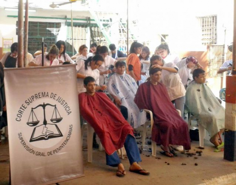 Los cortes de cabello se efectuaron en la Penitenciaría Nacional de Tacumbú.