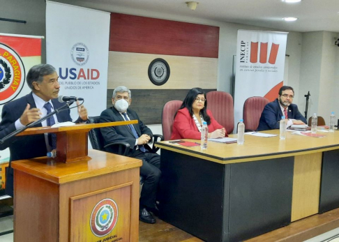 El vicepresidente segundo y ministro superintendente de la Circunscripción Judicial de Caaguazú, doctor Manuel Ramírez Candia y la ministra responsable de la Oficina Técnica Penal, doctora Carolina Llanes en presentación de programa de fortalecimiento.