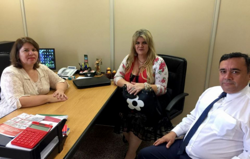 En la foto aparecen la directora de la Contaduría General de los Tribunales, Marta Sosa Heisele, Rosa Isabel Quiñónez, presidenta de la circunscripción Judicial de Ñeembucú; el licenciado Carlos Insfrán, gerente del BNF Regional Pilar.