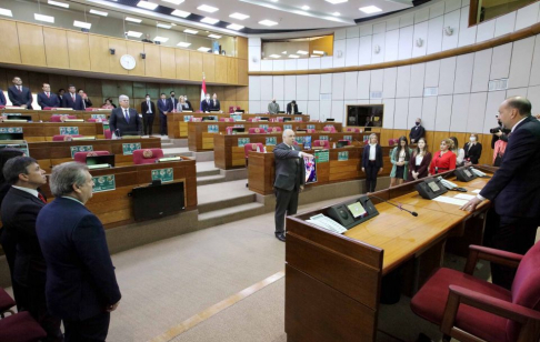 El titular de la Cámara de Senadores, Óscar Salomón, tomó juramento de rigor al nuevo representante de las facultades de Derecho de las universidades nacionales. 