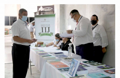 IIJ realizó feria de libros