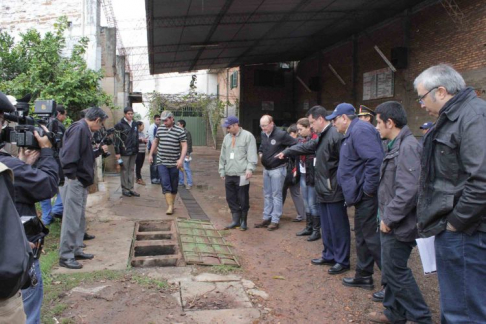 Momento de la intervención de la comitiva ambiental en un lavadero de la ciudad de San Lorenzo.