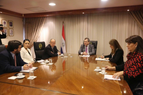 El presidente de la CSJ, doctor Eugenio Jiménez Rolón, recibió en la fecha a Juan E. Méndez, exrelator de las Naciones Unidas (NN.UU).   