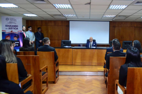 El doctor Cristóbal Sánchez brindó una charla a los universitarios.