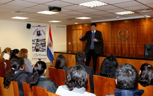 El juez Penal Adolescente doctor Camilo Torres dialogando con los universitarios.