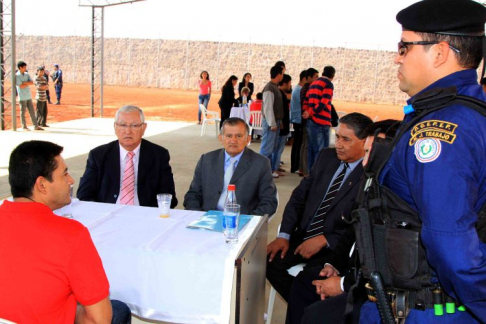 El vicepresidente segundo del Consejo de administración y miembro del Tribunal de Apelación Civil, Comercial, Laboral y Penal, Abog. Ruperto Maciel y el presidente del Consejo de Administración Abog. Marcial Alvarin Núñez durante la visita carcelaria