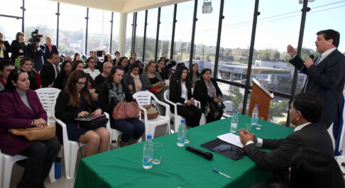 El juez Camilo Torres dando la bienvenida a los presentes con una introducción sobre el tema a tratarse en las jornadas de capacitación.