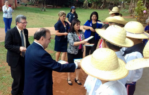 El Sistema Nacional de Facilitadores Judiciales entregó ejemplares de la Constitución Nacional en guaraní en Pedro Juan Caballero.