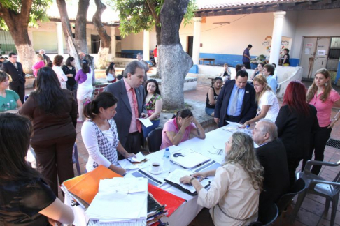 Momento en que las autoridades judiciales realizaban las entrevistas a las internas