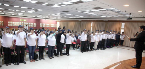 Momento de la toma de juramento a los nuevos facilitadores judiciales.