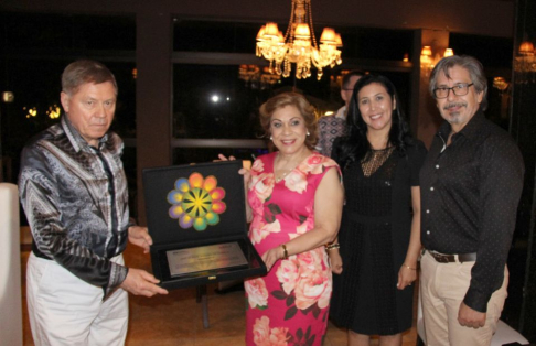 La ministra de la Corte Suprema de Justicia, Gladys Bareiro de Módica, junto con el presidente de la Circunscripción Judicial de Alto Paraná, Isidro González y la vicepresidenta primera Bertha Ávalos, haciendo entrega de la placa a la alta autoridad rusa