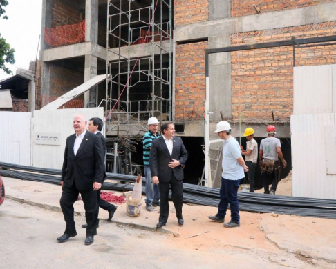 El presidente de la CSJ, doctor Luis María Benítez Riera, junto con los vicepresidentes primero y segundo, doctores Gustavo Santander Dans y Alberto Martínez Simón, realizaron una verificación in situ de los avances en obra edilicia. 