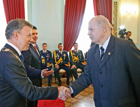 El representante de la Corte Suprema de Justicia, Luis María Benítez Riera, saludando al presidente Santos.