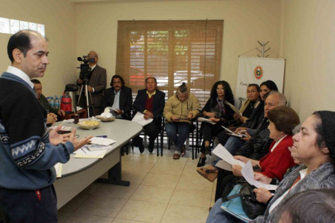 El licenciado Ramón Servín, explicando el contenido del programa a representantes de organizaciones de Adultos Mayores.