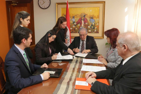 El titular de la CSJ y la titular de la SENABICO firmaron el convenio. 