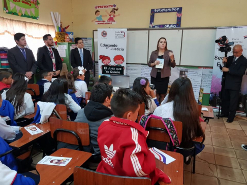 La doctora Sandra Fariña diálogo con los alumnos sobre delitos que cometen mayormente los adolescentes.