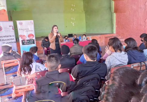 La charla “El Juez que yo quiero”, del Programa Educando en Justicia, fue impartida por la jueza penal de la Adolescencia doctora Edith Coronel.