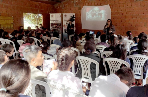 La ponencia estuvo a cargo de la jueza de Paz Bettina Miltos.