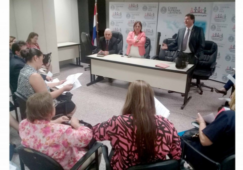 Doctor Darío Teófilo Estigarribia, presidente de la Sala Civil de la Circunscripción Judicial de Cordillera, abrió el conversatorio.