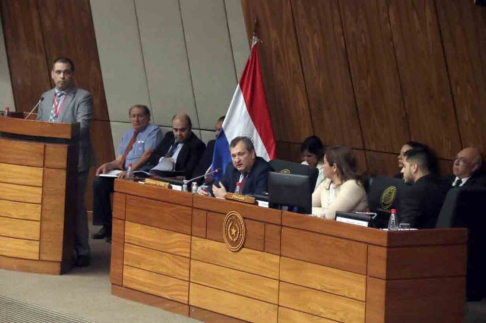 El presidente de la Corte Suprema de Justicia, ministro Eugenio Jiménez Rolón, defendiendo el Proyecto de Presupuesto 2020 en la Bicameral.