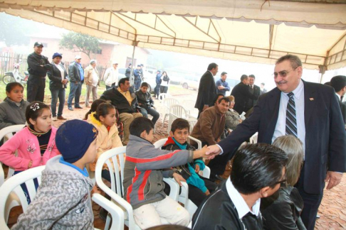 El presidente de la Corte Suprema de Justicia, doctor Antonio Fretes, saluda a niños de la comunidad de Zanja Pyta.