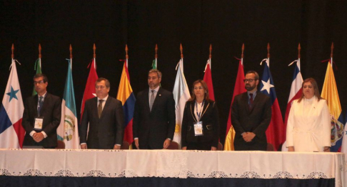 El presidente de la República, Mario Abdo Benítez, junto al titular de la Corte Suprema de Justicia, Eugenio Jiménez Rolón acompañados de la ministra de la Seprelad, María Epifanía González y la Fiscala General del Estado, Sandra Quiñonez.