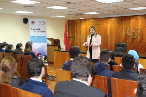 La doctora Edith Coronel, charló con los visitantes sobre temas de interés de los adolescentes.