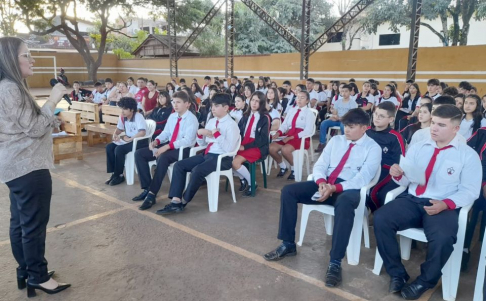 Jueza de Paz de Minga Guazú dialoga con estudiantes de la localidad