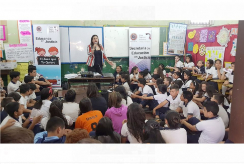 La jueza Penal Adolescente de la ciudad de San Lorenzo, Sonia Sánchez Laspina, dialogando con los adolescentes.