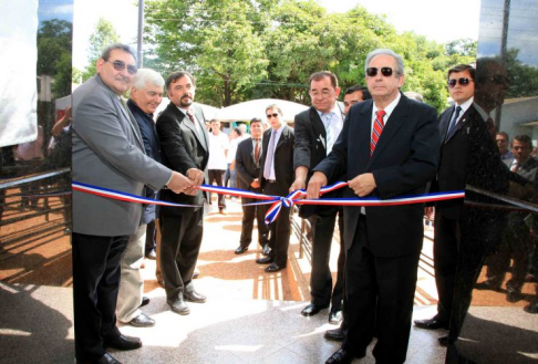 El presidente de la Corte Suprema, doctor Antonio Fretes, el ministro doctor Raúl Torres Kirmser, junto a autoridades de la Circunscripción, departamentales y municipales.