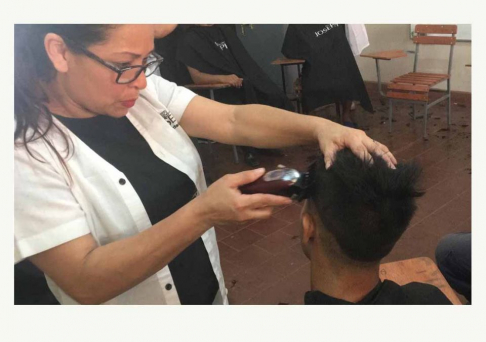 Estilistas del Staff de Joseph Coiffure fueron los encargados de brindar el servicio de corte de cabello a los internos.