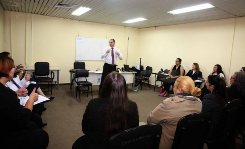 Prosigue el curso básico de lengua de señas.