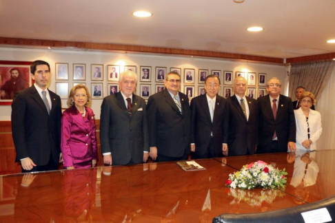 El Sr. Federico González, embajador ante la ONU, los ministros de la Corte, Dra. Alicia Pucheta de Correa, Dr. César Garay Zuccolillo, Dr. Antonio Fretes, Sr. Ban Ki-moon (ONU), Dr. Luis M. Benítez Riera, Dr. José R. Torres, Dra. Gladys Bareiro.