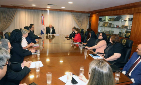 Reunión del presidente de la Corte, doctor Luis María Benítez Riera con directores de la institución. 