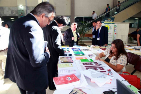 Profesionales del Derecho interesados en la compra de libros.