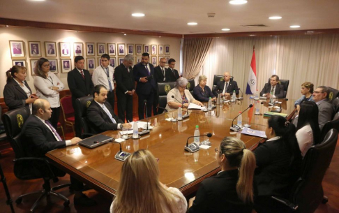 Reunión con representantes del Sindicato de los Registros Públicos y el presidente de la Corte Suprema de Justicia, doctor Eugenio Jiménez Rolón; quién estuvo acompañado por los ministros Antonio Fretes, Luis María Benítez y Gladys Bareiro de Módica.