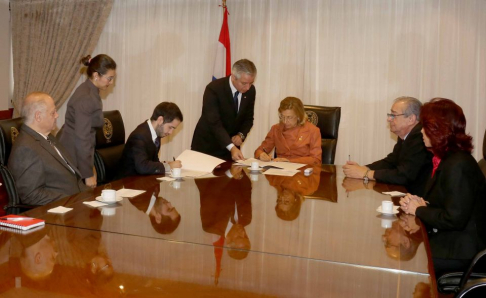 La presidenta de la Corte Suprema de Justicia, doctora Alicia Pucheta, firma el convenio.