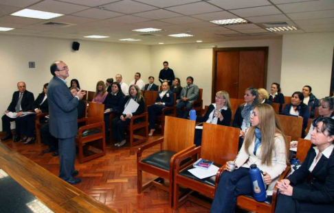 El instructor del curso, doctor Teófilo Villalba durante el taller “Desarrollando las competencias relacionales humanas y de trabajo en equipo del funcionario judicial”