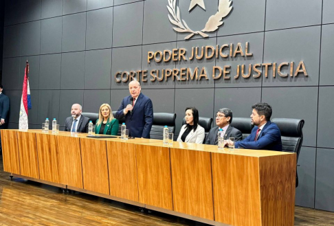 El ministro de la Corte Suprema de Justicia y superintendente de la VI Circunscripción Judicial del Alto Paraná, doctor César Diesel, tomó juramento de ley a 98 nuevos profesionales del derecho. 