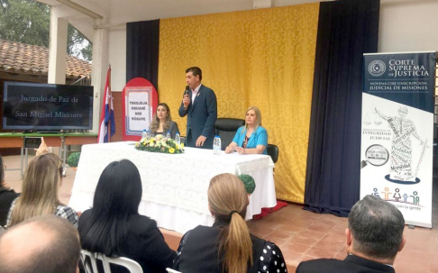 El ministro superintendente de la Circunscripción Judicial de Misiones, doctor Víctor Ríos Ojeda, realizó la presentación del proyecto denominado “Tekojoja oguahē nde rógape”.