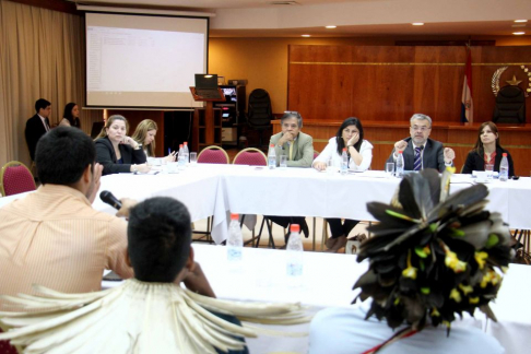 Mesa plenaria entre autoridades de los tres poderes del Estado y dirigentes del pueblo Ayoreo/Totobiegosode.