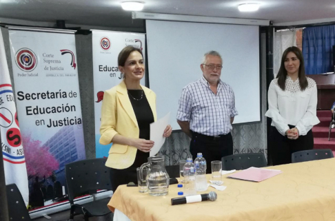 La defensora pública Sandra Friedmann recibió un reconocimiento por su loable labor de educar en justicia.