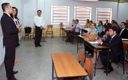 El coordinador de la Dirección de Mediación, abogado Raúl Garay, dando la bienvenida a los participantes del curso.