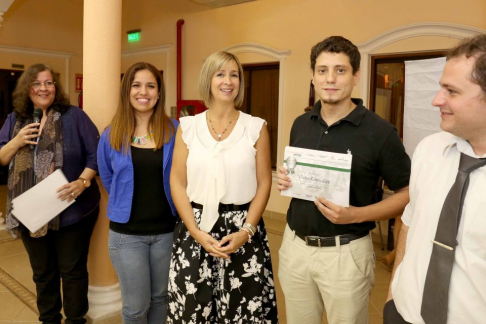 Lic. Julia Centurión, en la entrega del premio a los ganadores de Justicia