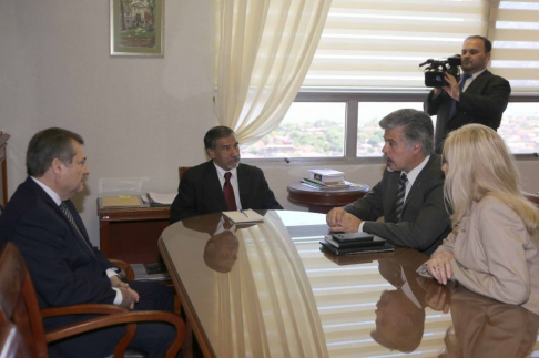 Los ministros de la Corte Suprema de Justicia Manuel Ramírez Candia y Eugenio Giménez Rolón se reunieron con el titular de la Senad, Arnaldo Giuzzio, en la sede judicial de Asunción.