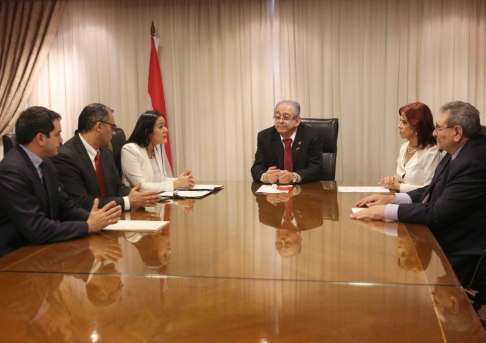 El presidente de la Corte Suprema, doctor José Raúl Torres Kirmser, recibe el cheque por parte de la titular de la Senabico.