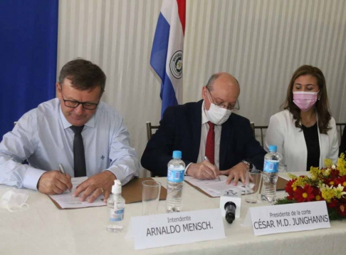 El presidente de la Corte Suprema de Justicia, César Diesel, durante el acto de entrega del borrador al intendente de Iruña.